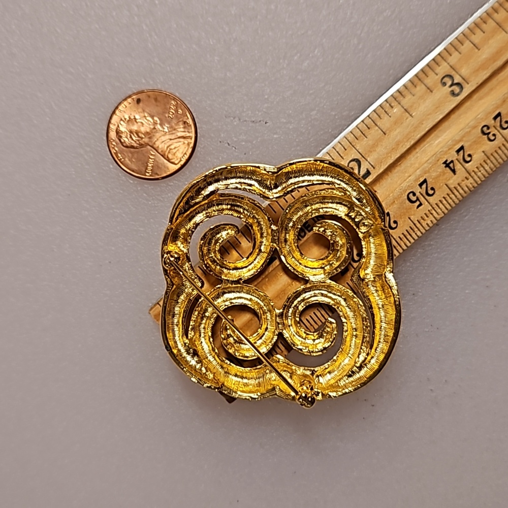 Bold goldtone graphic design brooch signed AK statement pin lapel - Picture 3 of 4
